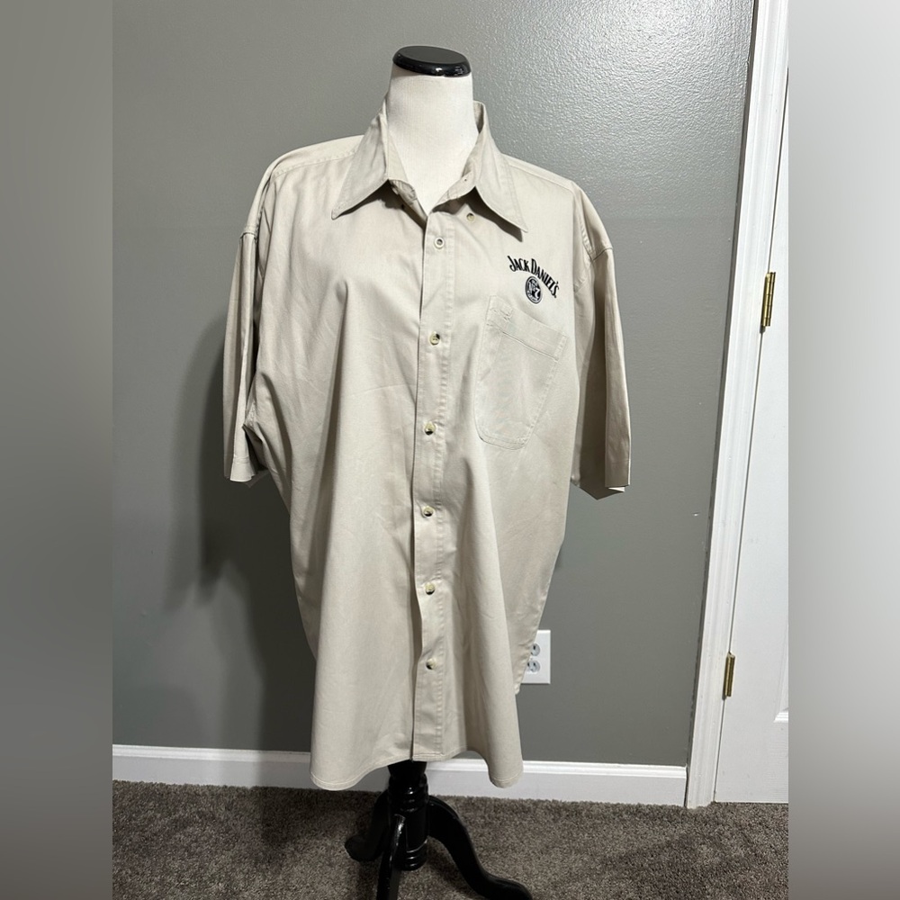 Jack Daniels men’s size 2XL 12 button-down short sleeve shirt with logo on front